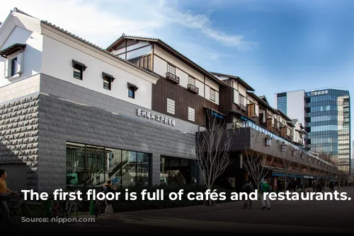 The first floor is full of cafés and restaurants. (© Nippon.com)