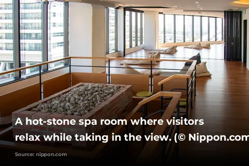 A hot-stone spa room where visitors can relax while taking in the view. (© Nippon.com)