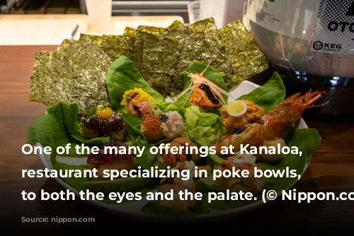 One of the many offerings at Kanaloa, a restaurant specializing in poke bowls, appealing to both the eyes and the palate. (© Nippon.com)