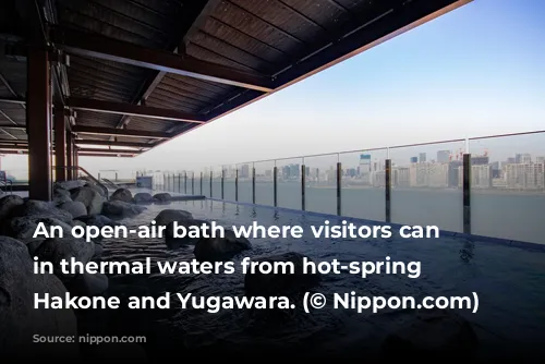 An open-air bath where visitors can soak in thermal waters from hot-spring resorts Hakone and Yugawara. (© Nippon.com)