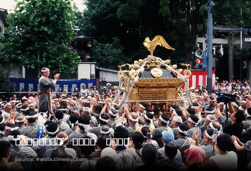 写真提供：台東区　鳥越祭り　鳥越神社